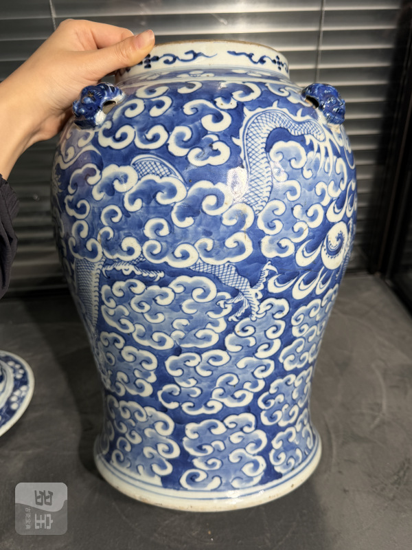 清中期青花留白云龙纹兽耳狮形钮将军罐 - 图3